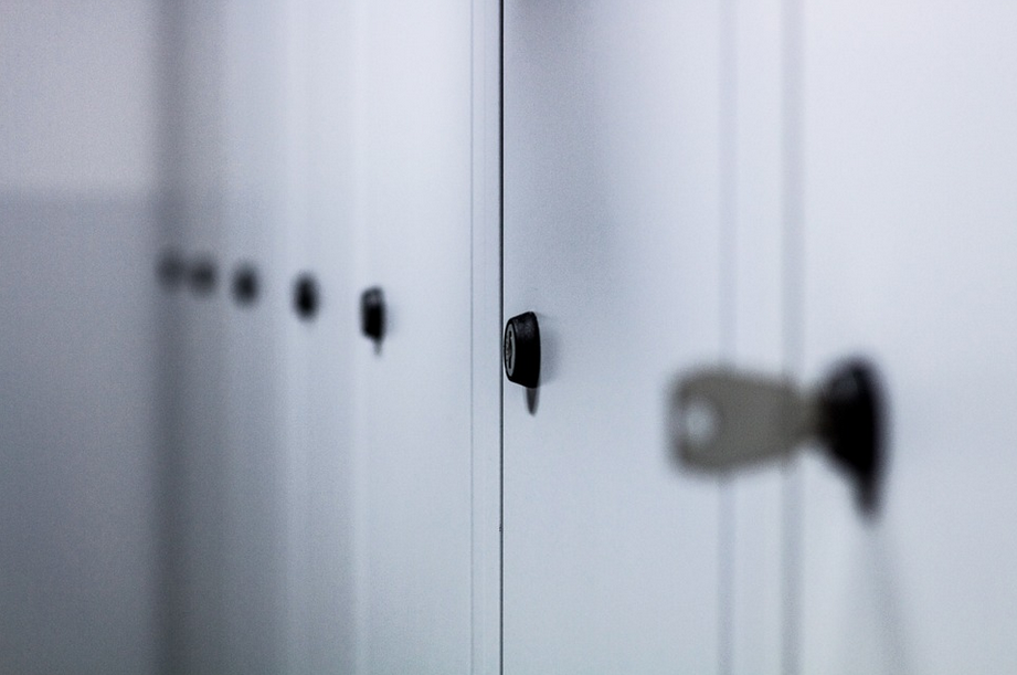 grey lockers